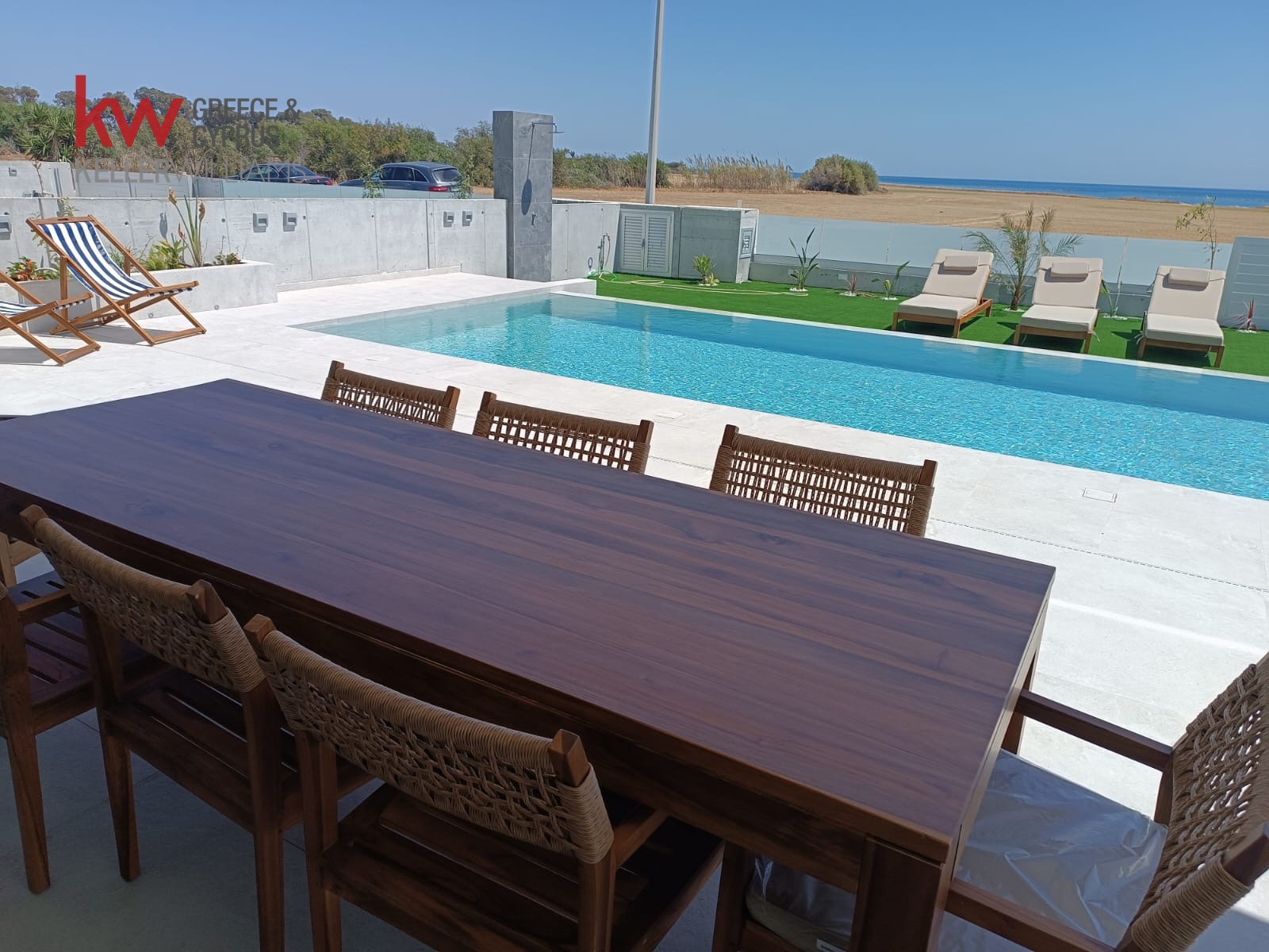 4-bed villa with pool and sea view in Perivolia, Larnaca photo 3