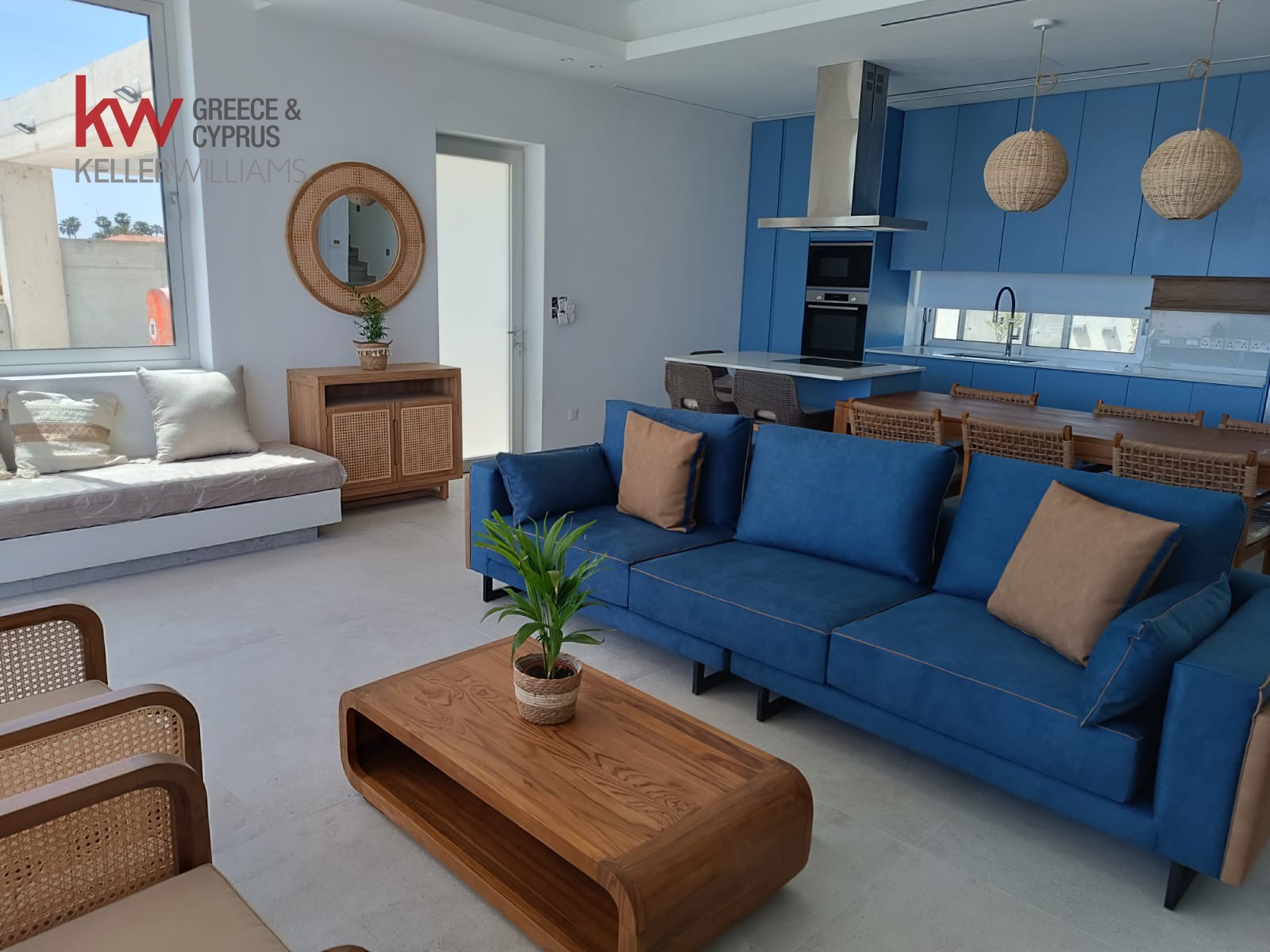 4-bed villa with pool and sea view in Perivolia, Larnaca photo 4