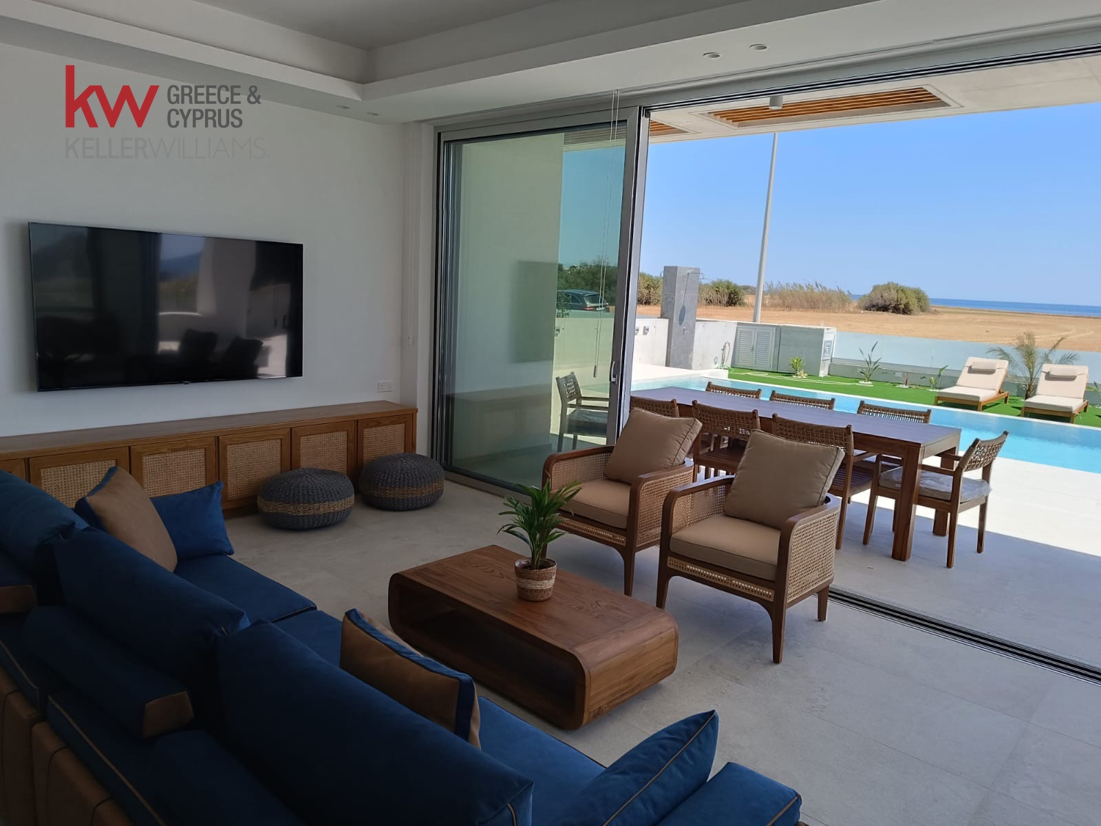 4-bed villa with pool and sea view in Perivolia, Larnaca photo 5