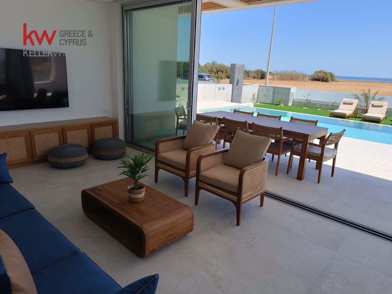 4-bed villa with pool and sea view in Perivolia, Larnaca photo 6