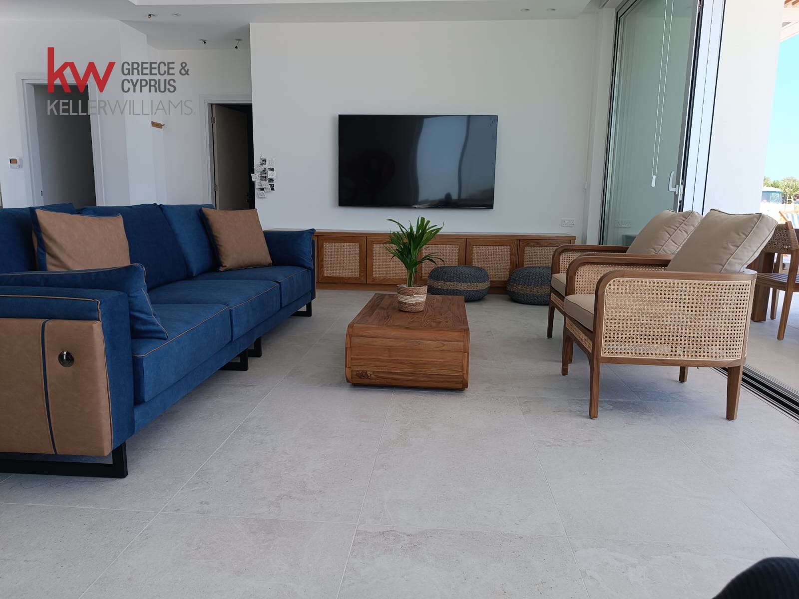 4-bed villa with pool and sea view in Perivolia, Larnaca photo 8