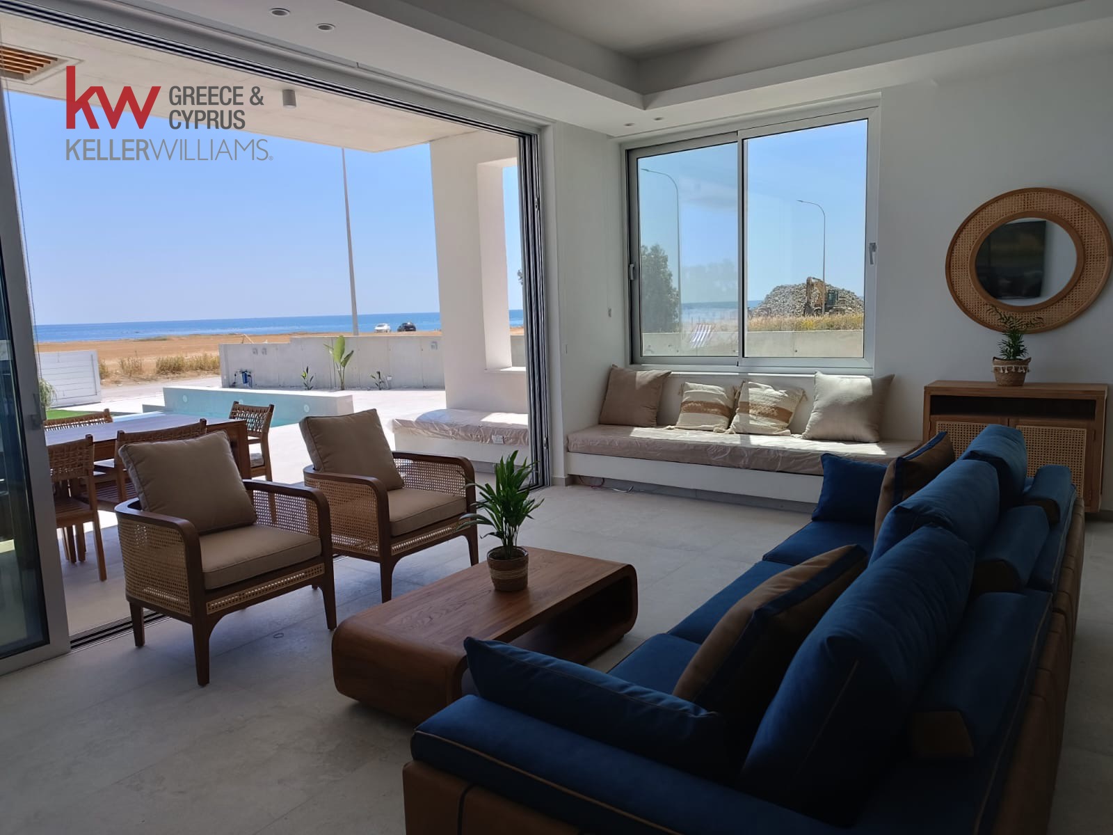 4-bed villa with pool and sea view in Perivolia, Larnaca photo 9
