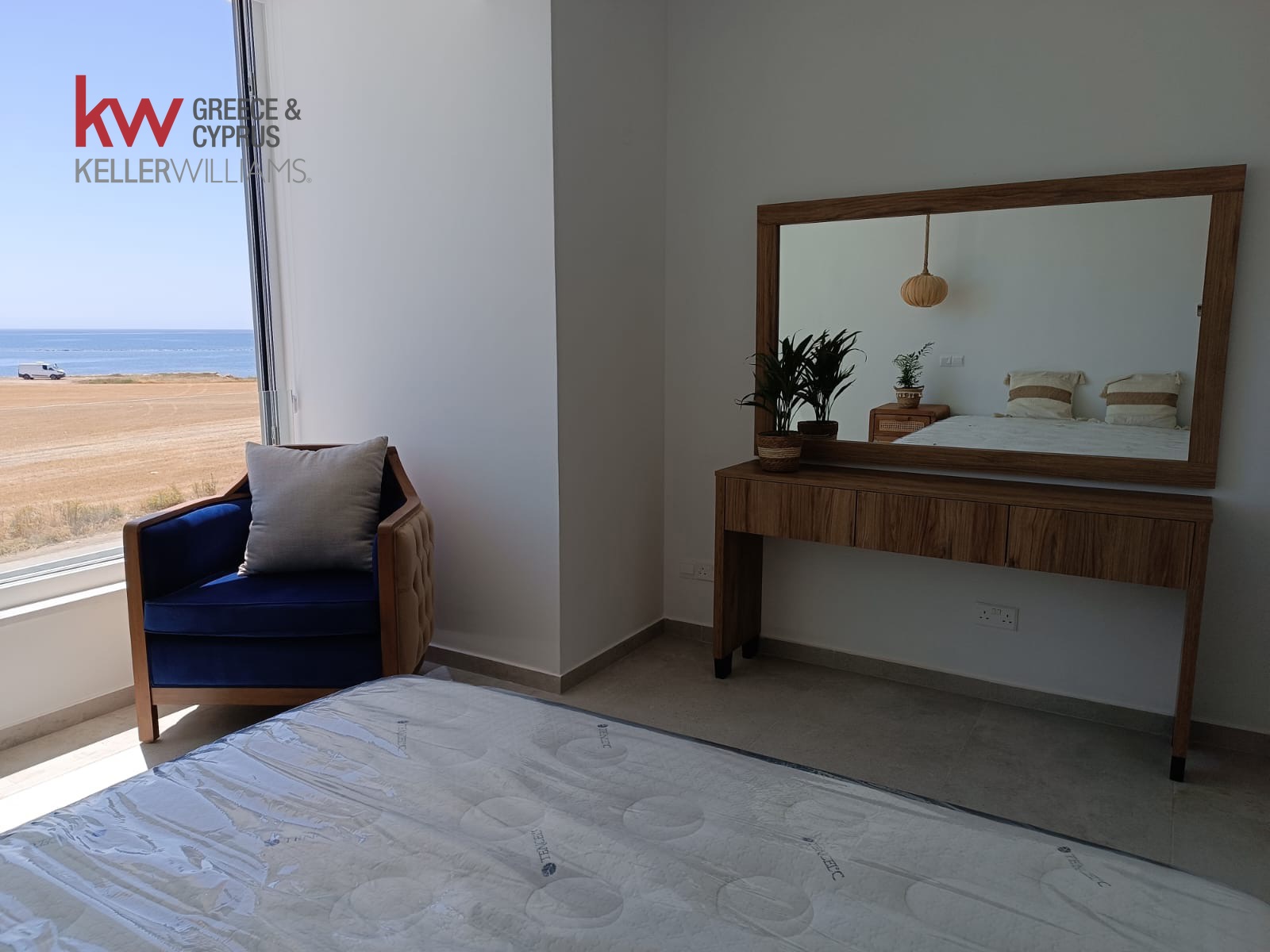 4-bed villa with pool and sea view in Perivolia, Larnaca photo 11
