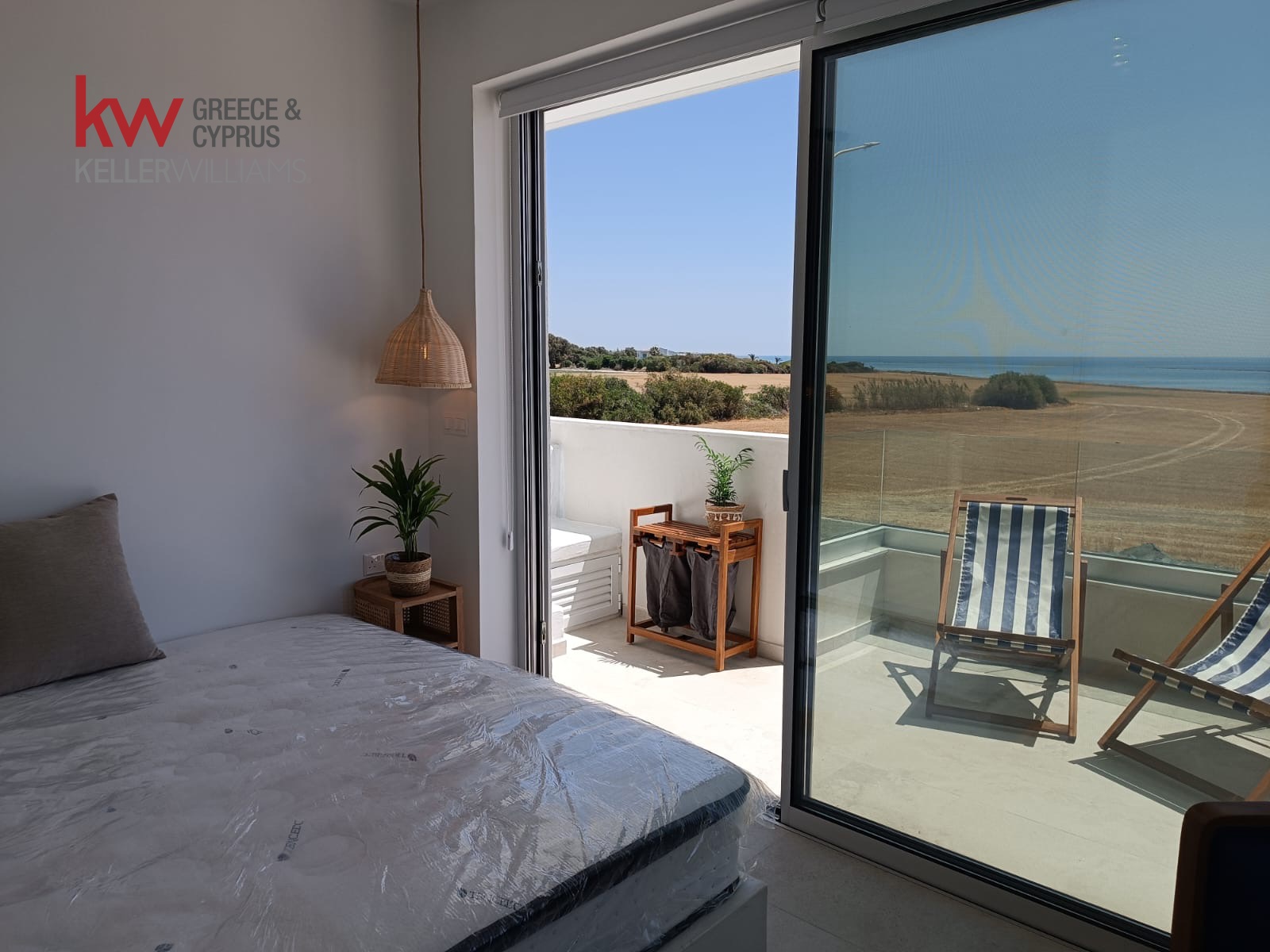 4-bed villa with pool and sea view in Perivolia, Larnaca photo 14