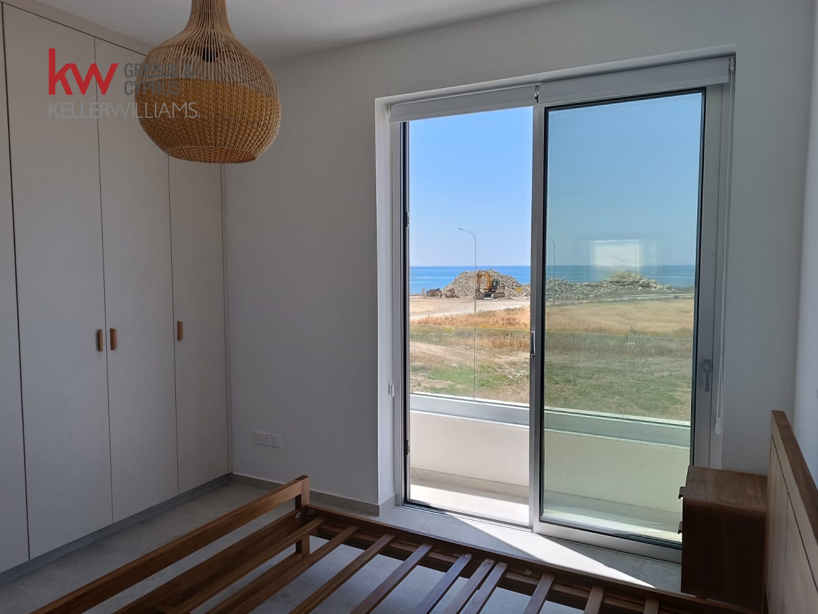 4-bed villa with pool and sea view in Perivolia, Larnaca photo 13