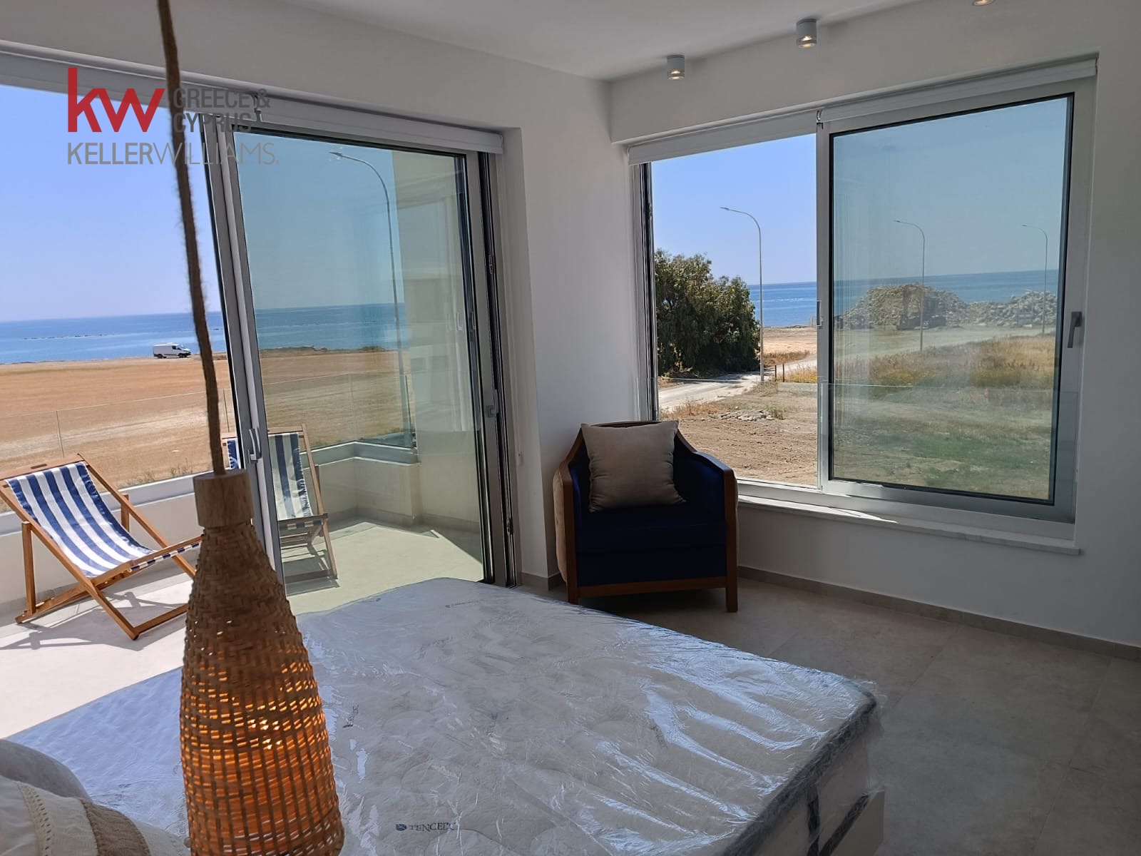 4-bed villa with pool and sea view in Perivolia, Larnaca photo 15