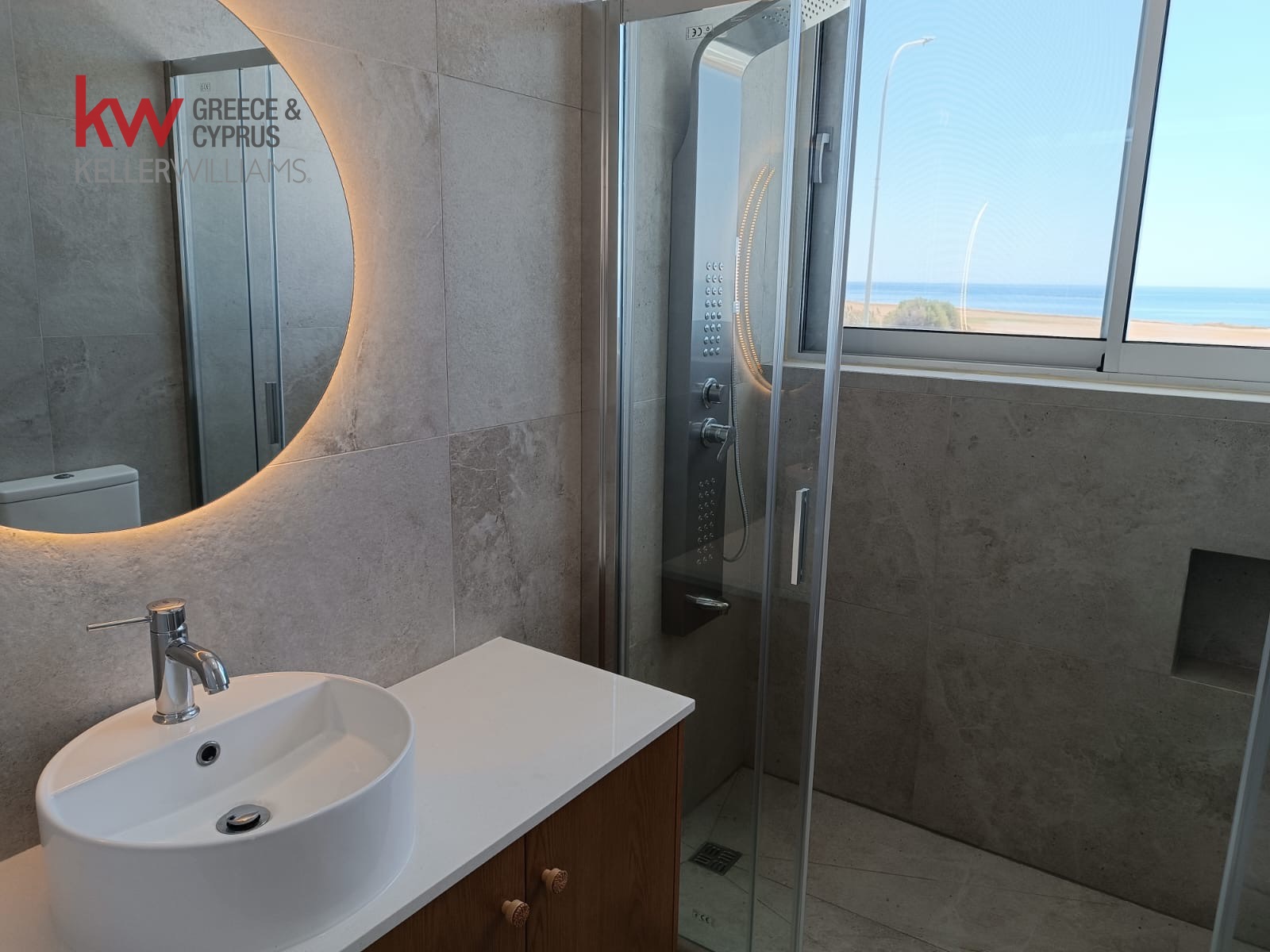 4-bed villa with pool and sea view in Perivolia, Larnaca photo 12