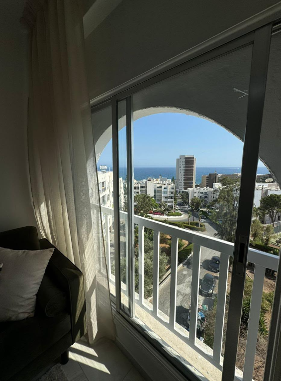 1-bed sea-view apartment in Agios Tychonas, Limassol photo 5