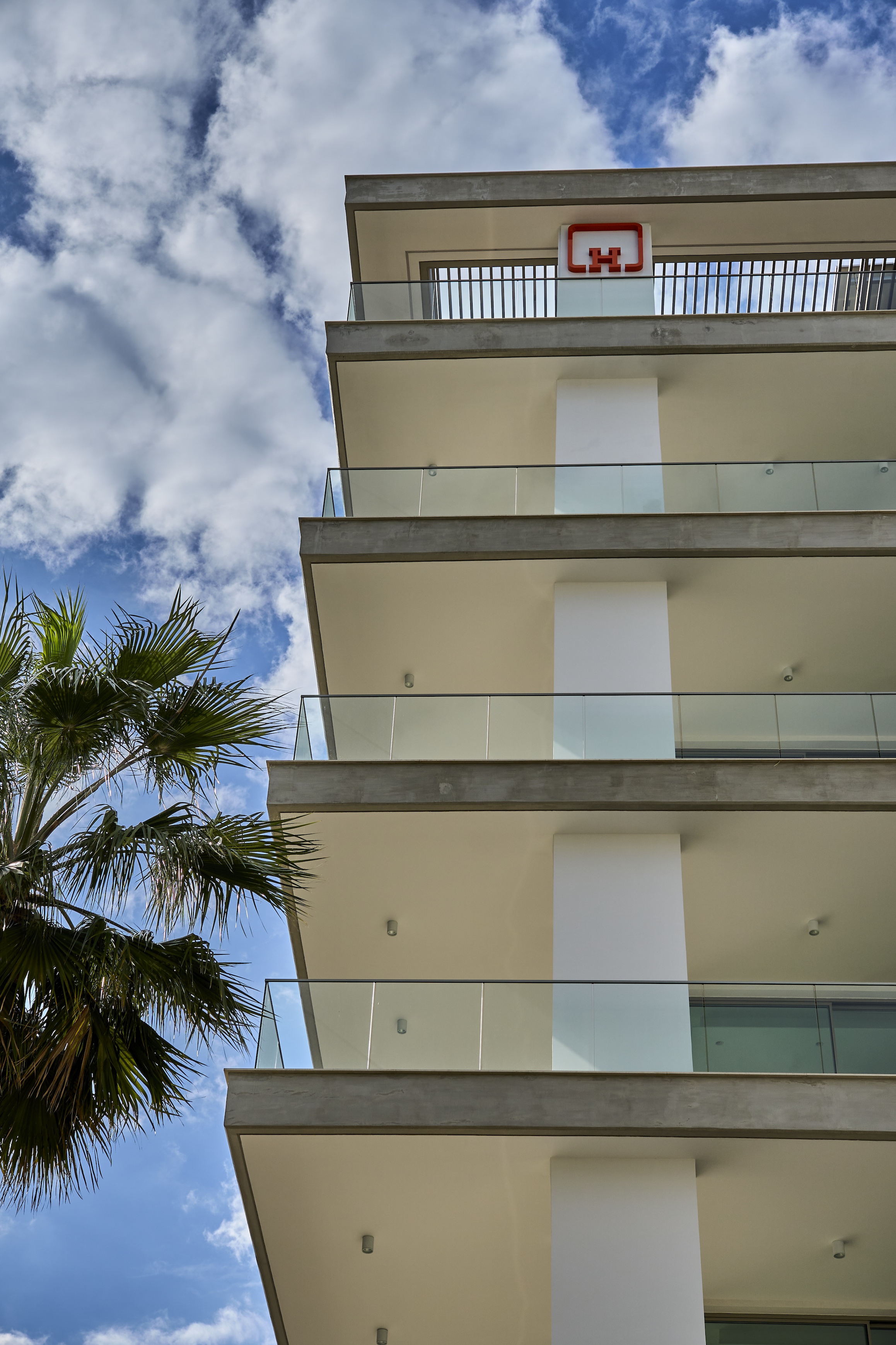 2-bed apartment with pool and garden in Germasogeia photo 9