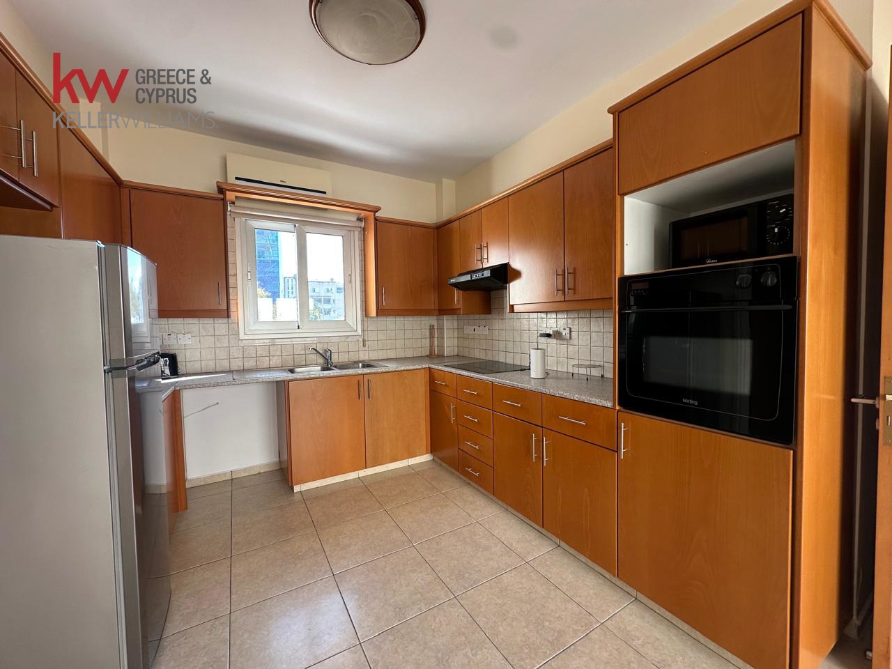3-bed apartment with veranda on Kennedy Avenue, Nicosia photo 4