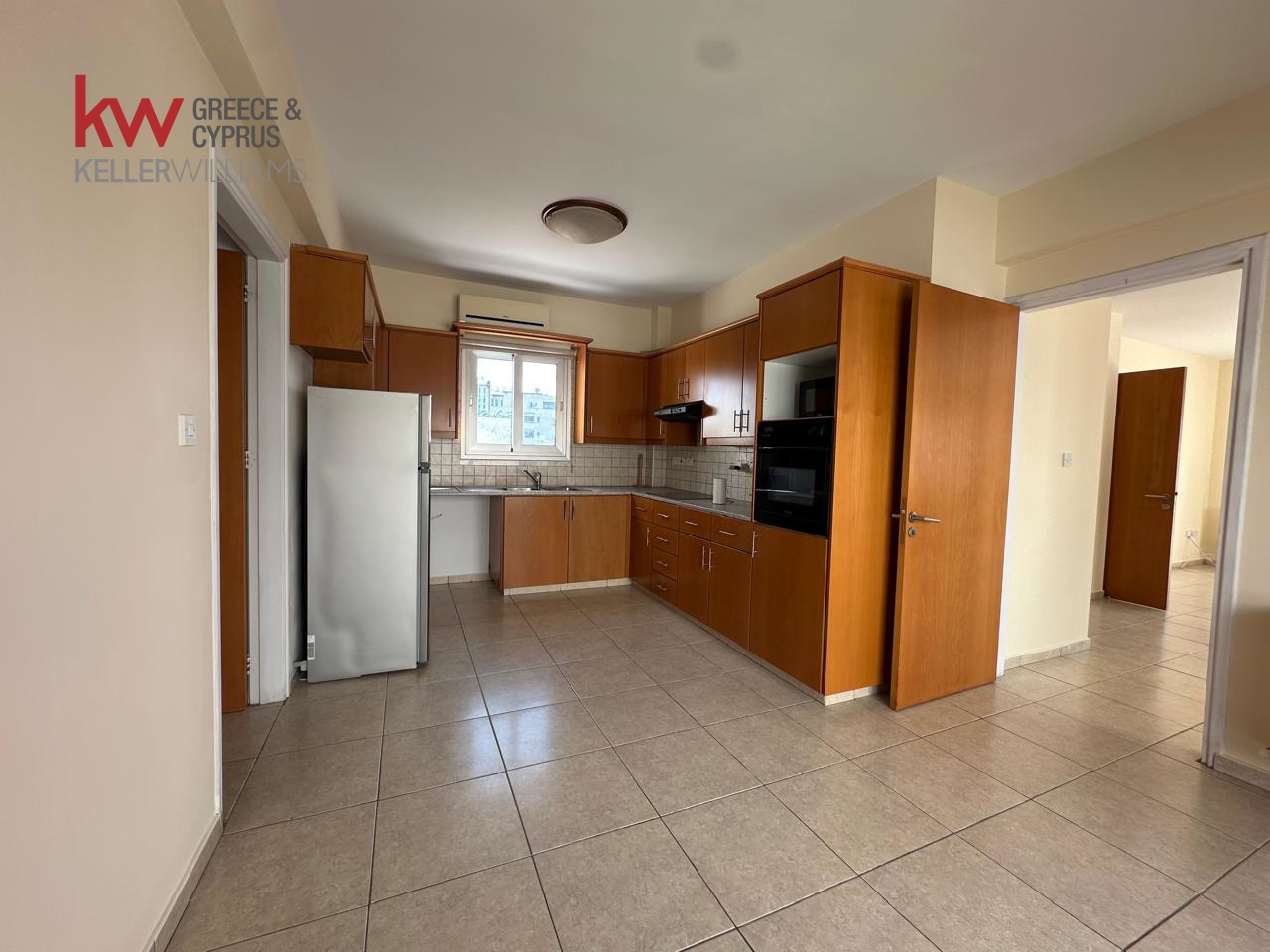 3-bed apartment with veranda on Kennedy Avenue, Nicosia photo 3