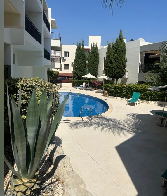 2 BEDROOM FLAT WITH COMMUNAL SWIMMING POOL