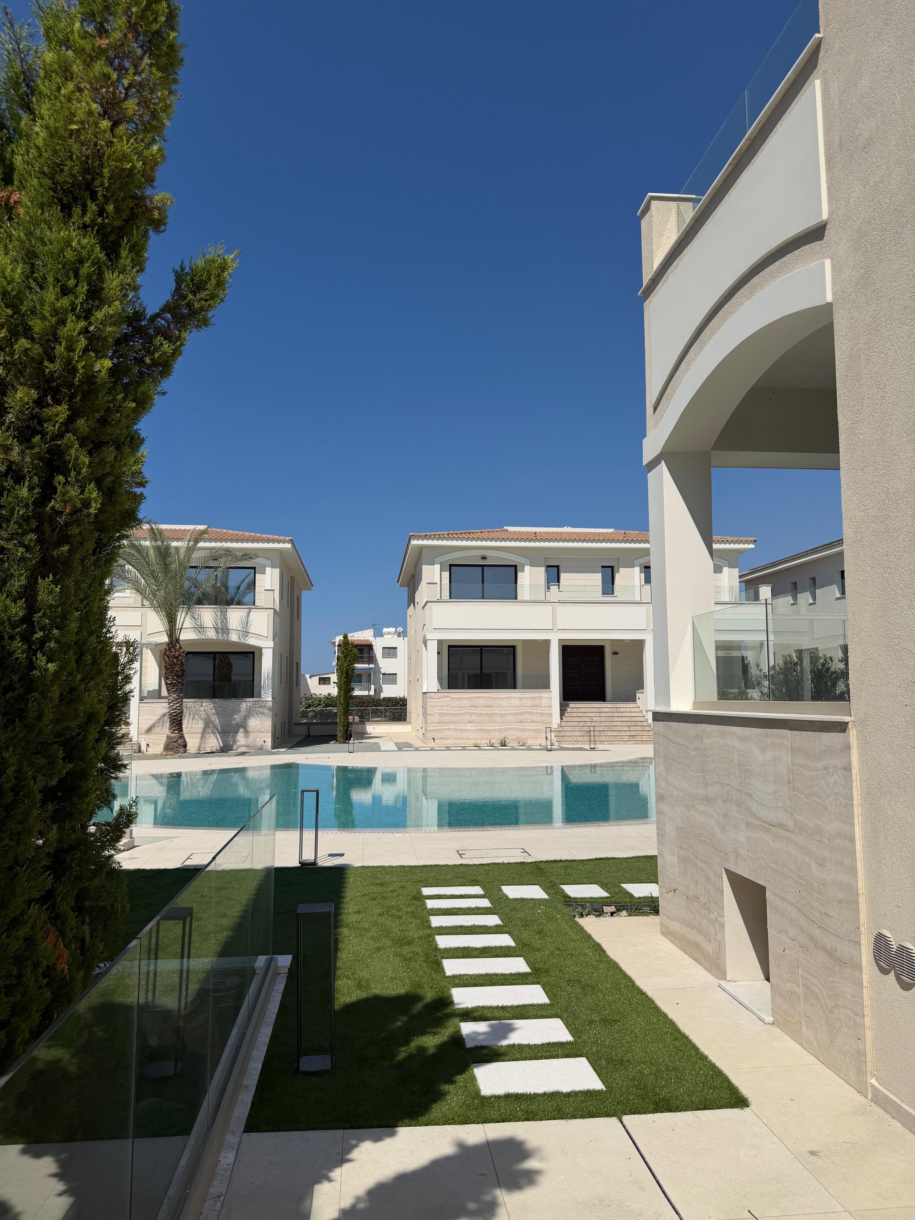 4-bed waterfront maisonette for rent in Zygi photo 7